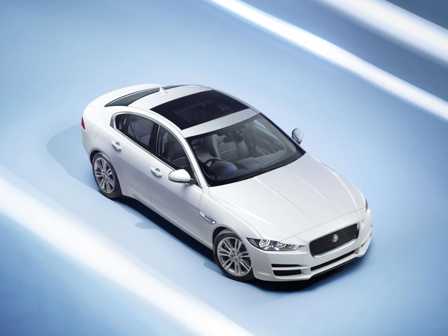  Jaguar XE Prestige 2015 года  (UK) (фото 3 из 15)
